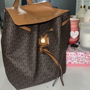 Michael Kors junie medium backpack brown.